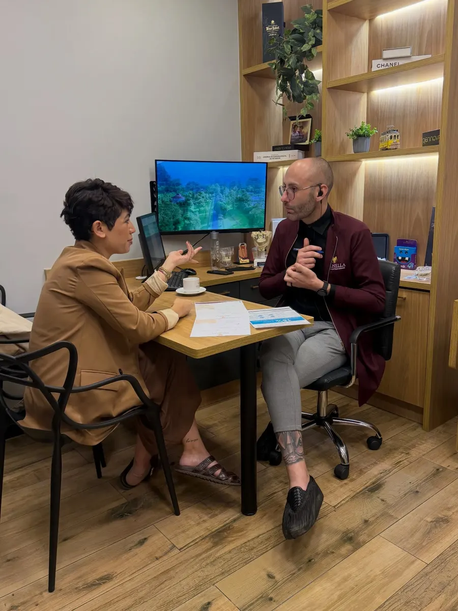 Dr. Felipe Gasques conversando com paciente durante consulta