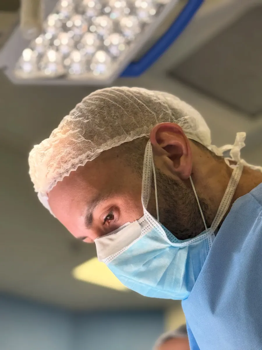 Dr. Felipe Gasques durante cirurgia no centro cirúrgico