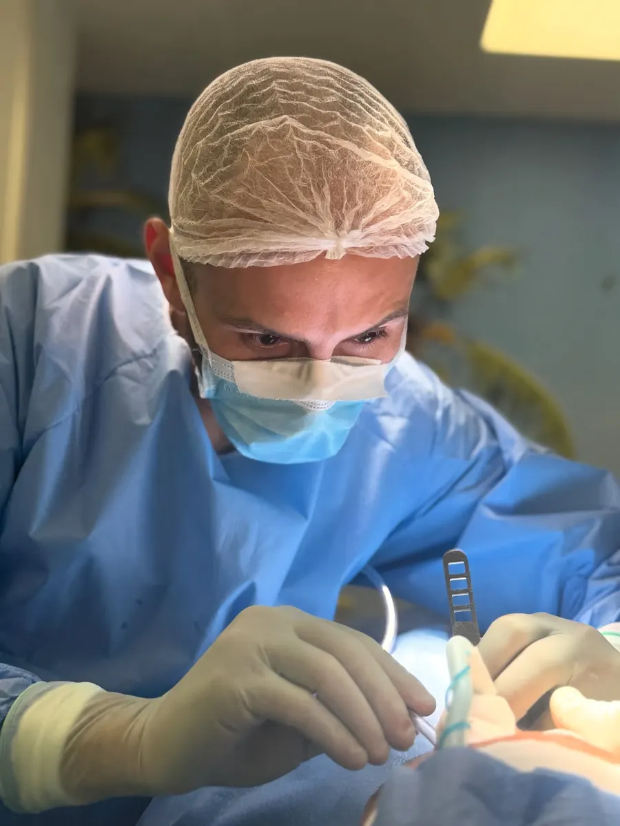 Dr. Felipe Gasques durante procedimento hospitalar