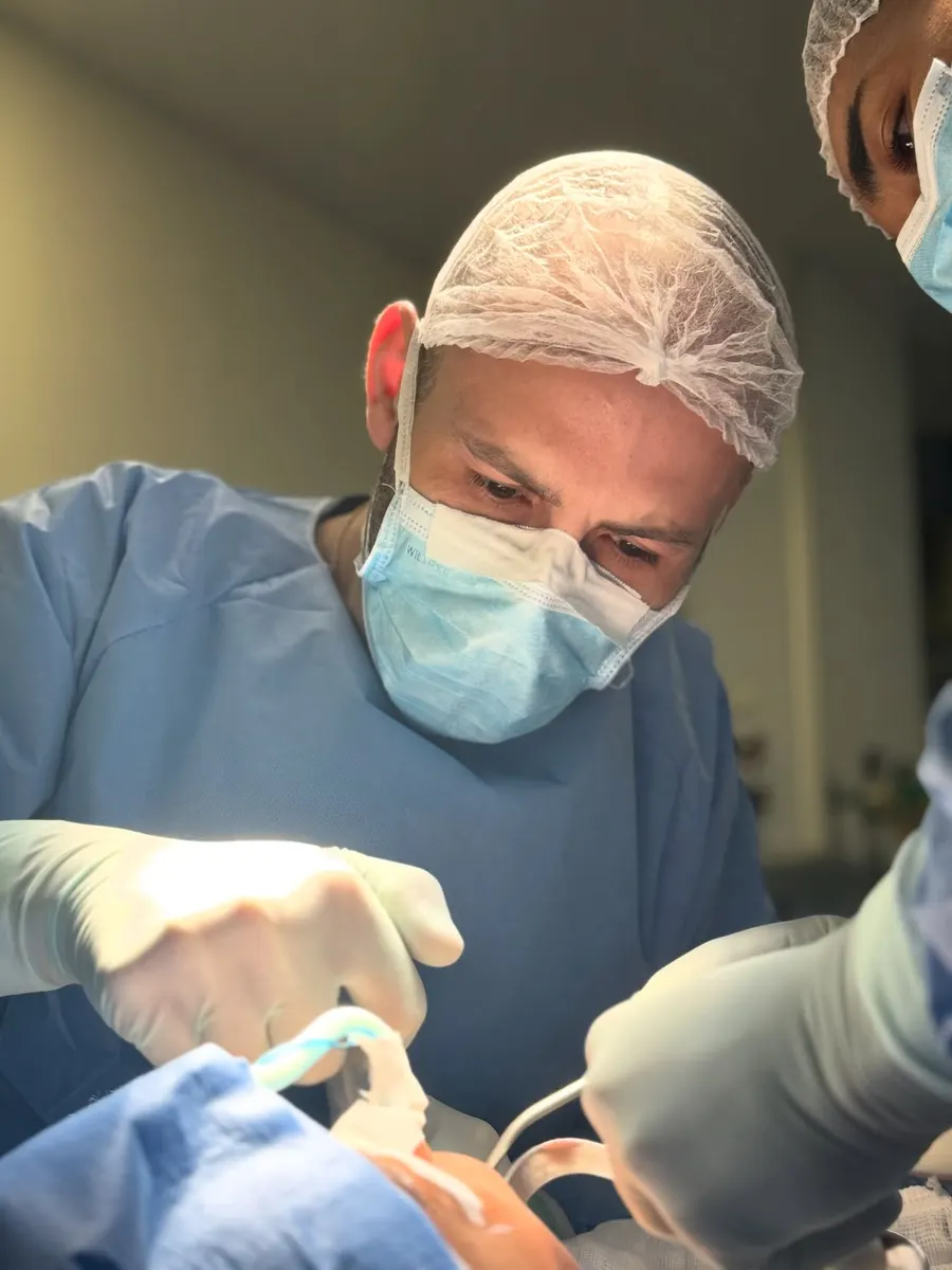 Dr. Felipe Gasques em cirurgia com equipe hospitalar