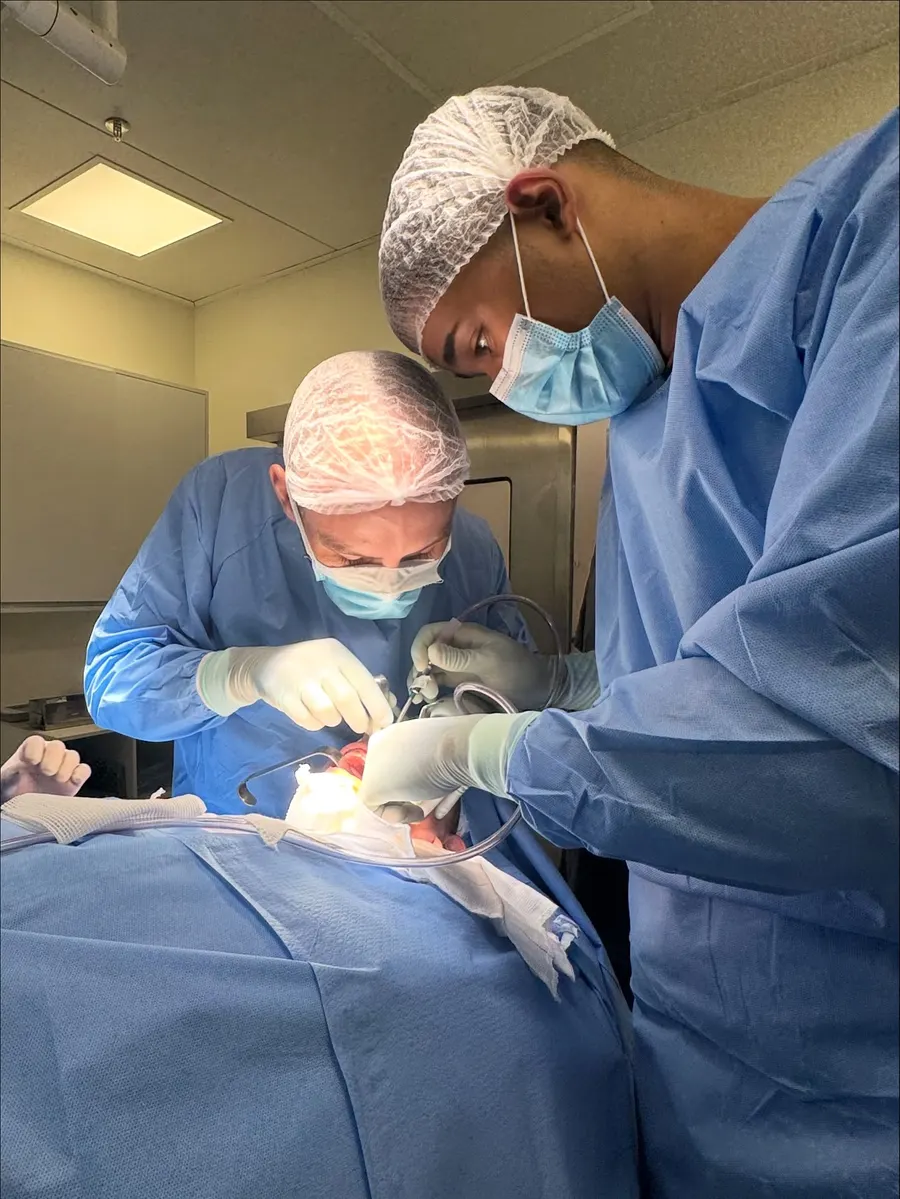 Dr. Felipe Gasques e equipe durante cirurgia hospitalar
